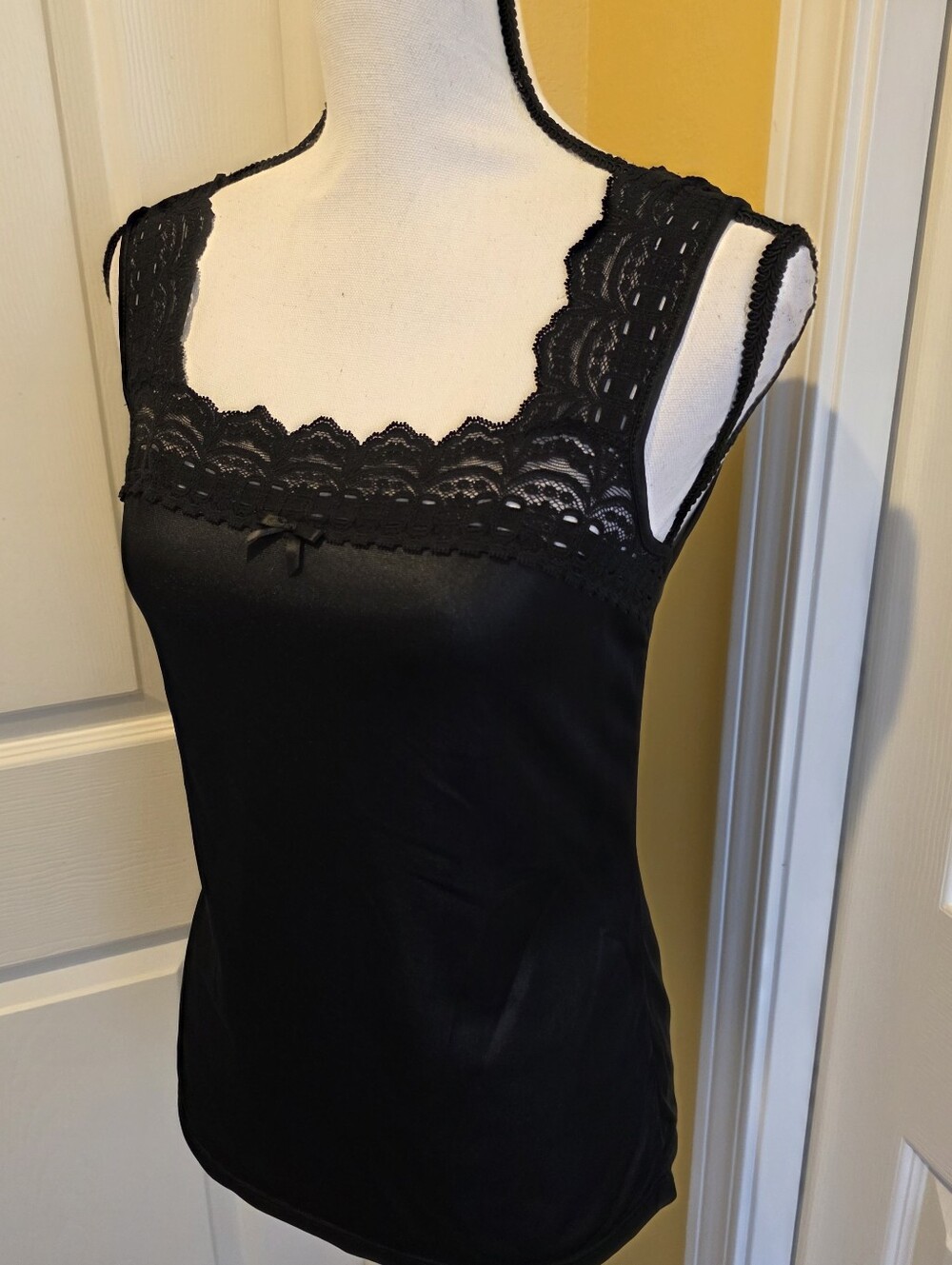 INTIMATE DETAILS BLACK CAMI TOP, SIZE 34 - Picture 2 of 9